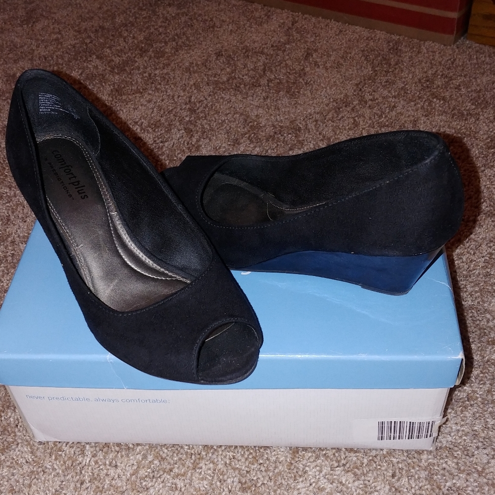 Black wedges